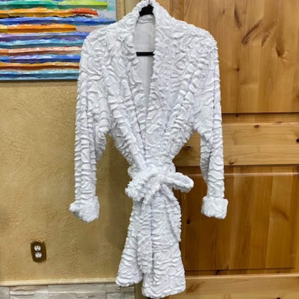 White Minky Roses Short Robe One Size - Picture 1 of 2